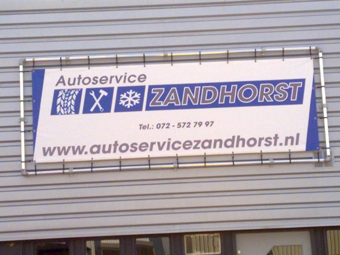 frame met banner op het pand