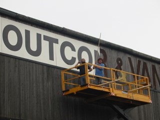 Montage trespa platen met hoogwerker