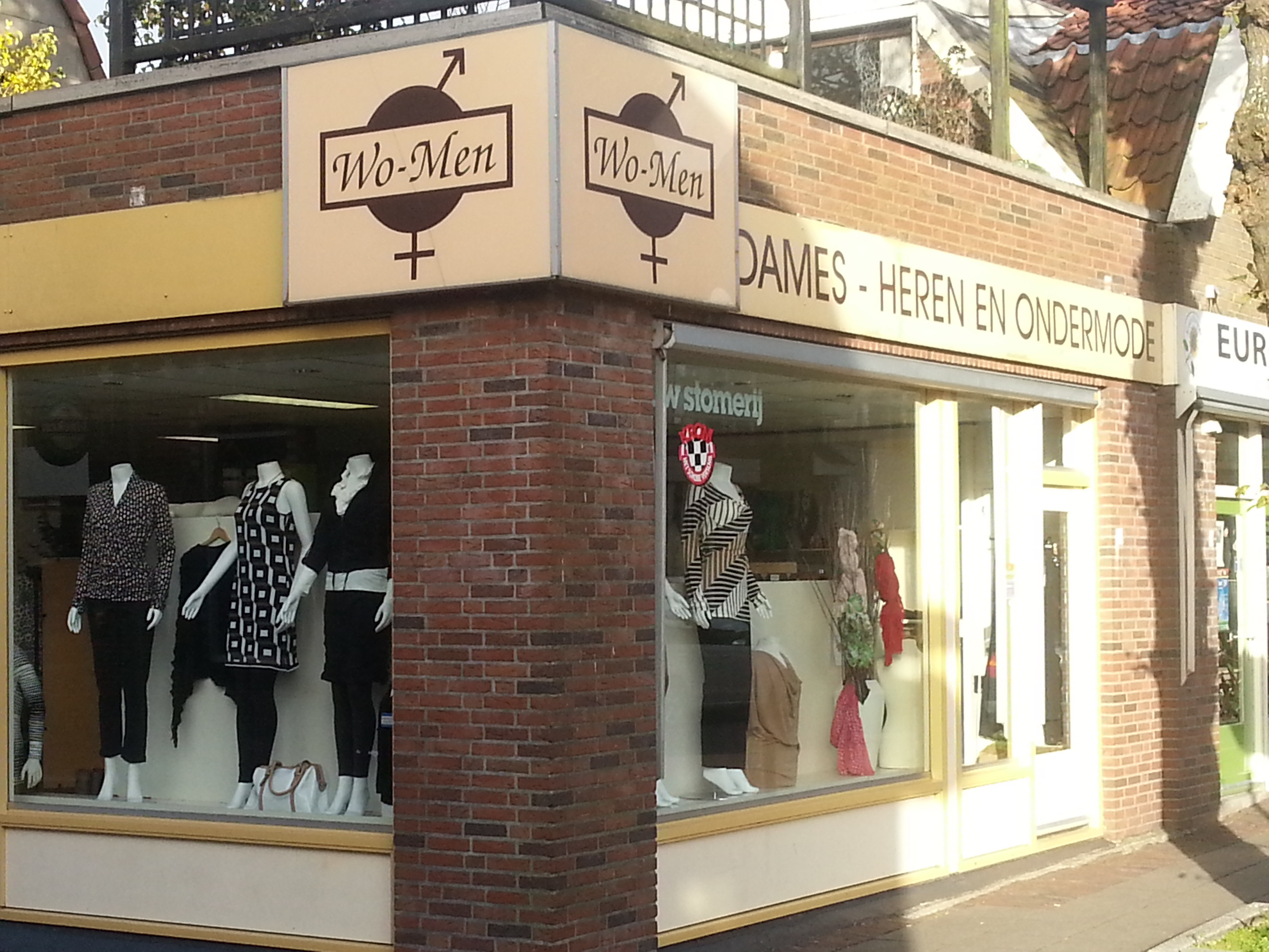 wo-men gevelbelettering