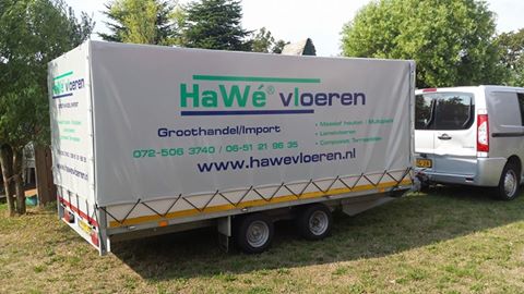 Hawe vloeren aanhangwagen beletterd